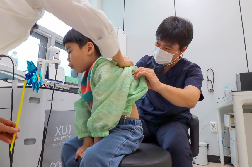 전남 곡성군보건의료원 소아과 의사 최용준씨가 2일 오전 진료를 하고 있다.곡성군은 소아과 의사가 상주하는 '매일 만나는 소아과'를 개원했다./김영근 기자