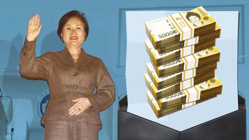 2021년 11월 4일 유럽 순방 중인 문재인(오른쪽) 대통령과 김정숙 여사가 헝가리 부다페스트 국제공항에서 인사하는 모습.김 여사가 당시 입은 갈색 투피스 정장은 국내 유명 브랜드‘M’사 제품이다.경찰은 김 