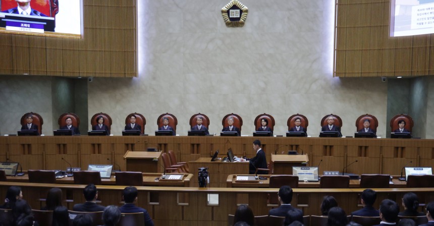 조희대 대법원장을 비롯한 대법관들이 1일 오후 더불어민주당 이재명 대통령 후보의 공직선거법 사건 전원합의체 선고를 위해 서울 서초구 대법원 대법정에 입장해 자리에 앉아 있다./뉴스1