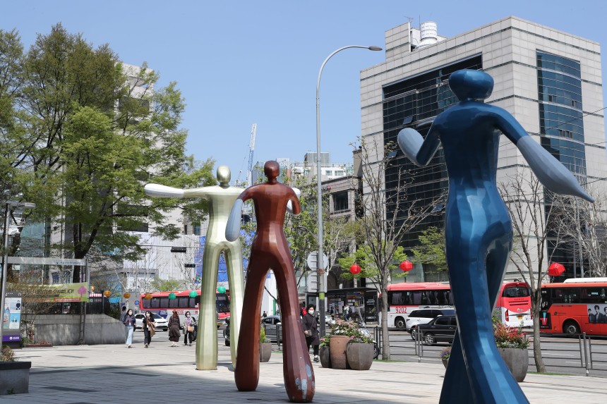 서울 서초구 강남대로 193(양재동) 서울가정법원·서울행정법원 청사앞에 서 있는 박창식의 '바로보고,바로서기' / 전기병 기자
