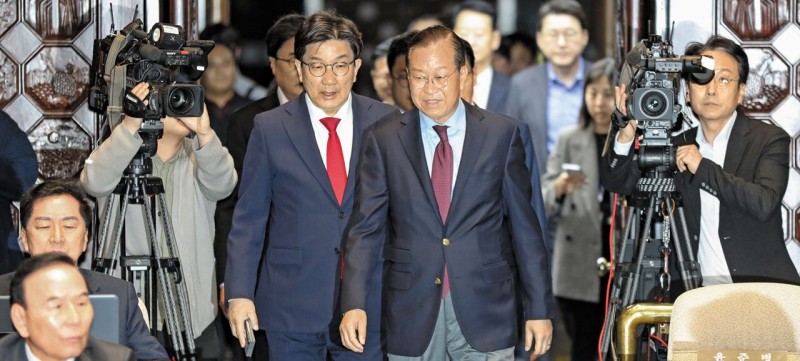 의총 “단일화 조속 결단하라”… 金·지도부 한밤 회동, 접점 찾기 나서