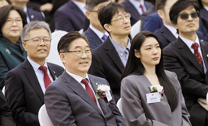 5일 서울 성북구 고려대 중앙광장에서 고려대 개교 120주년 기념식이 열렸다.앞줄 왼쪽부터 김동원 고려대 총장과 '피겨 여왕' 김연아./고려대