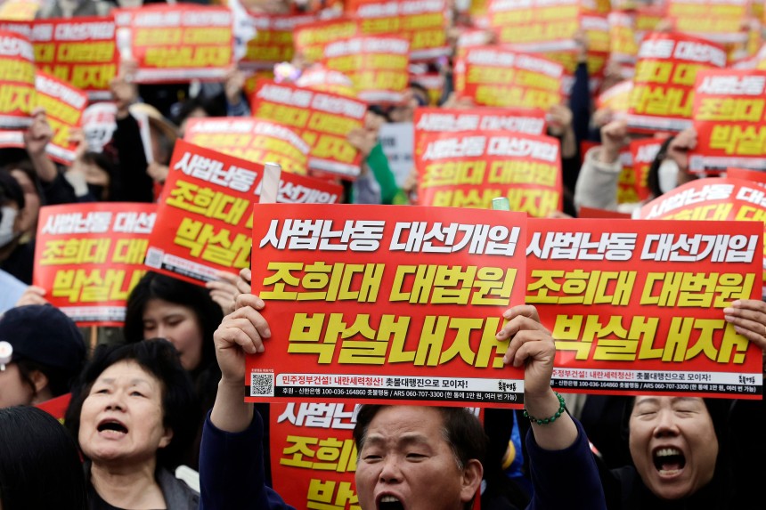 지난 3일 서울 서초구 대법원 인근에서 이재명 후보의 공직선거법 위반 사건에 대한 대법원 판결을 비판하는 집회가 열리고 있다./뉴시스