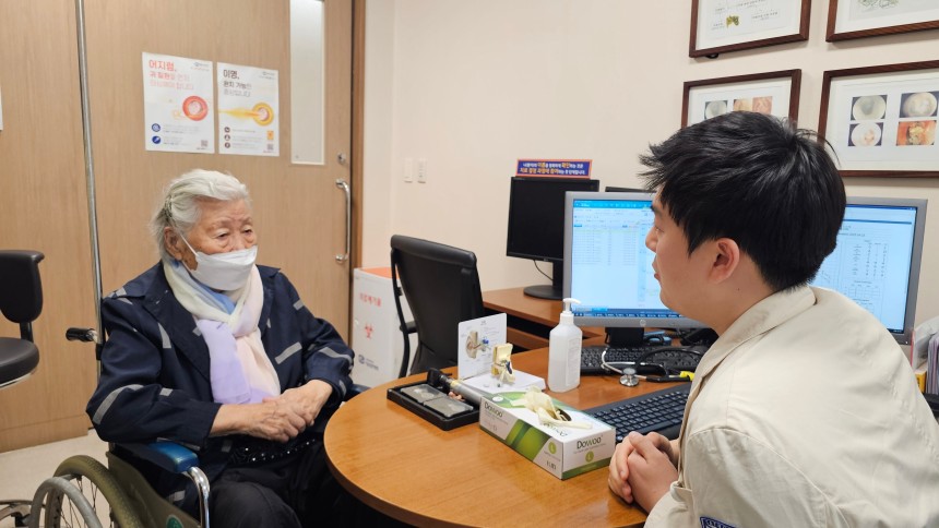 지난달 23일 이순례씨가 서울 서초구 성모병원 이비인후과에 방문해 진료를 받고 있다./강지은 기자
