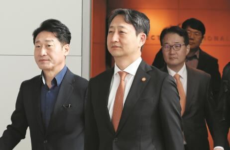 체코 출국하는 안덕근 장관 - 안덕근(맨 앞) 산업통상자원부 장관이 체코 신규 원전 계약 체결식에 참석하기 위해 6일 오전 인천국제공항에서 출국하고 있다./뉴스1