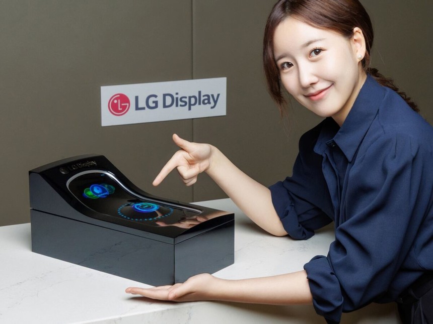 모델이 LG디스플레이 차량용 스트레처블 디스플레이를 소개하는고 있다./LG디스플레이