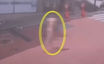 6일 오전 서울 관악구의 한 거리 등을 돌아다니다가 시민들에게 흉기를 휘두른 20대 남성이 나체 상태로 도주하고 있다./TV조선