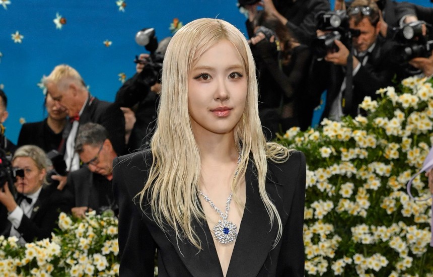 2025 멧 갈라에서 생로랑 정장에 티파니 하이 주얼리로 포인트를 준 로제./AP 연합뉴스 