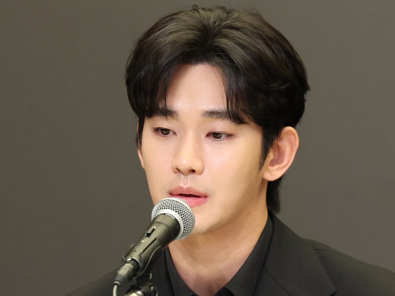 故<b>김새론</b> 유족, 김수현 아동복지법 위반 혐의 고소.. 김수현 측 “AI로 ...