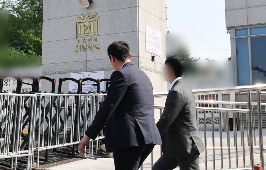 '순직 해병 수사 외압' 의혹을 수사 중인 고위공직자범죄수사처(공수처) 수사관들이 대통령비서실과 국가안보실에 대한 압수수색을 시도하기 위해 7일 서울 용산구 대통령실 민원실 출입구로 들어서고 있다./뉴스1