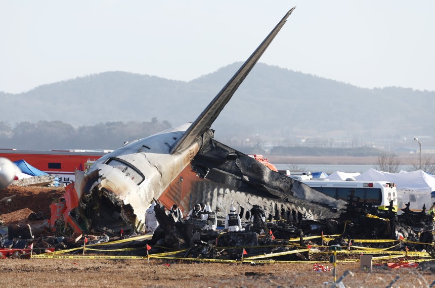 지난해 12월 31일 전남 무안국제공항 제주항공 여객기 참사 현장에서 과학수사 경찰들이 현장 감식을 하고 있다./뉴스1