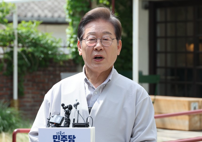 이재명 더불어민주당 대통령 후보가 2차 골목골목 경청투어 마지막 날인 7일 오후 전북 전주시의 카페 앞에서 공직선거법 위반 사건 파기환송심 첫 공판기일 연기에 대해 "법원의 합당한 결정＂이라는 입장을 밝히고 있다./