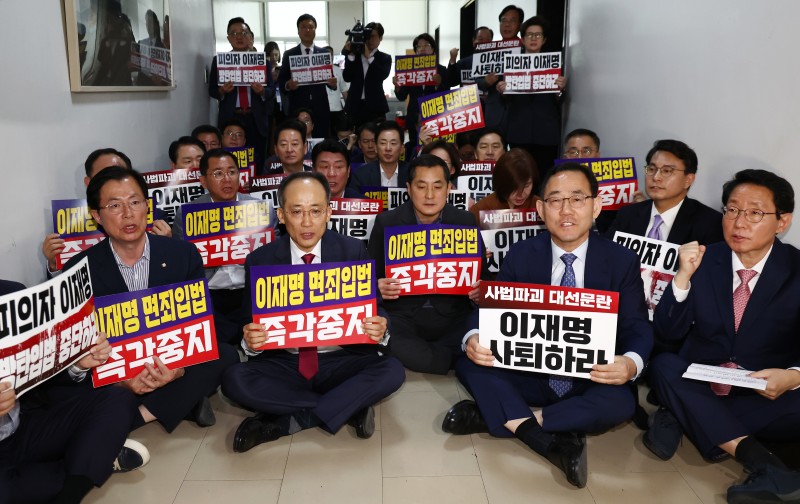 [사설] ‘대통령직이 범죄자 도피처 될 수 있다’는 합리적 우려