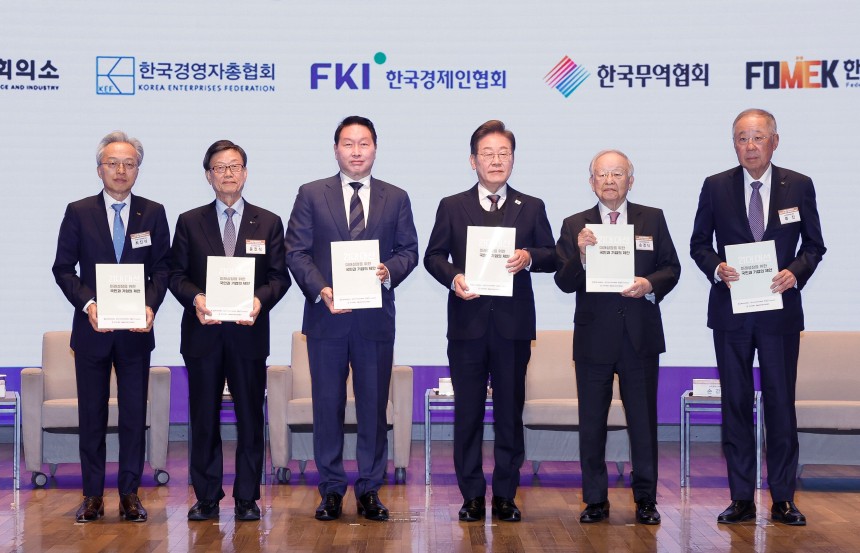 이재명 더불어민주당 대선 후보가 8일 경제5단체장으로부터 정책 제언집을 전달 받은 후 기념촬영을 하고 있다.왼쪽부터 최진식 한국중견기업연합회장,윤진식 한국무역협회장,최태원 대한상공회의소 회장,이 후보,손경식
