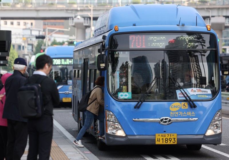 서울·부산 등 22개 지역 <b>버스노조</b> “임단협 합의 안되면 28일 전국 동시...