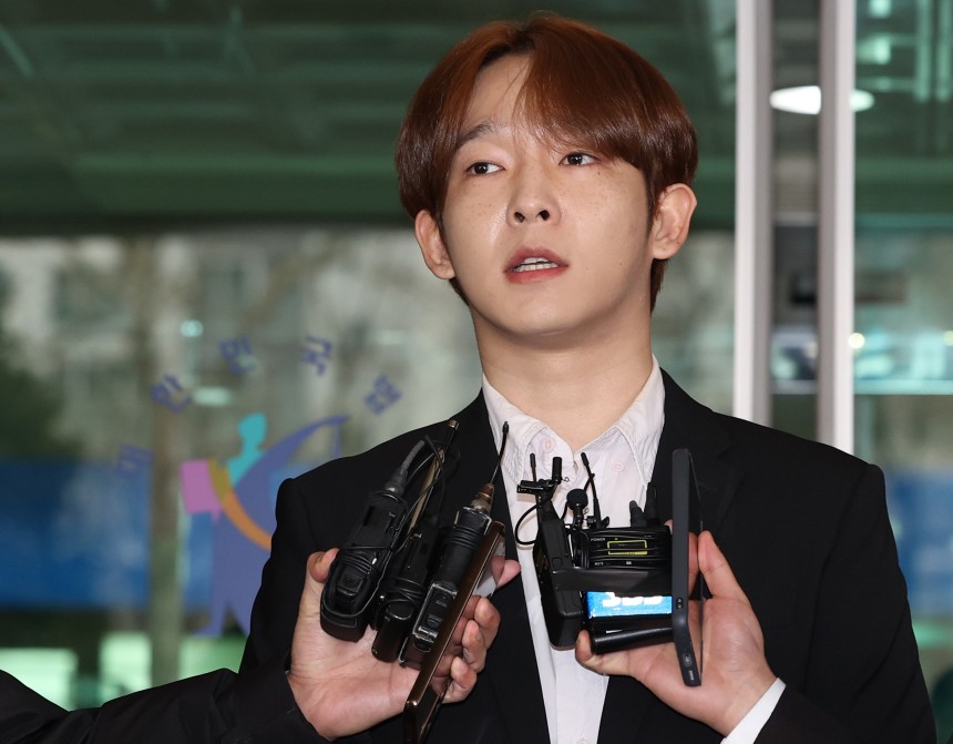 가수 남태현이 작년 1월 서울서부지법에서 열린 필로폰 매수·투약 혐의 관련 선고기일을 마친 뒤 취재진의 질문에 답하고 있다./연합뉴스