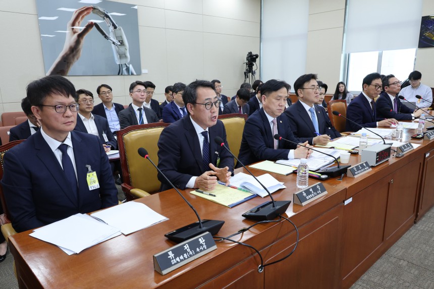 유영상(왼쪽 두 번째) SK텔레콤 대표가 8일 오후 서울 여의도 국회 과학기술정보방송통신위원회에서 열린 SK텔레콤 해킹 관련 청문회에 출석해 의원 질의에 답하고 있다./뉴스1