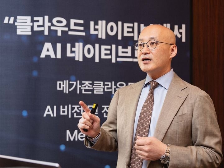 염동훈 메가존클라우드 대표가 8일 서울 중구 웨스틴조선 서울에서 열린 간담회에서 새로운 사업 비전을 밝히고 있다./메가존클라우드