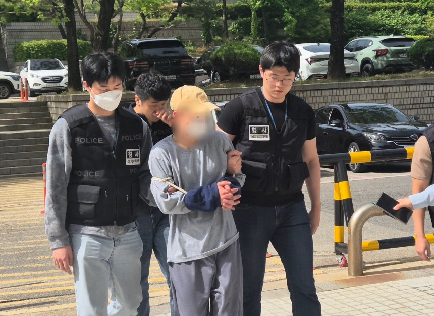 서울 관악구 봉천동에서 거리를 돌아다니다가 흉기를 휘두르고 나체 상태로 거리를 활보한 20대 남성이 영장실질심사를 받기 위해 8일 서울중앙지법으로 들어서고 있다./뉴스1