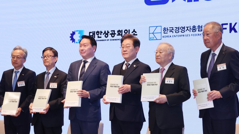 李, 오전엔 “기업 규제 풀어야”... 오후엔 “中보다 배당 안해”