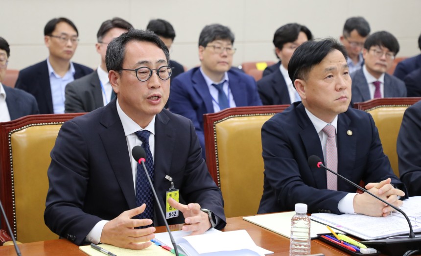 8일 서울 여의도 국회에서 열린 과학기술정보방송통신위원회 전체회의 SK텔레콤 해킹 관련 청문회에서 유영상 SKT 사장이 의원 질의에 답하고 있다./남강호 기자