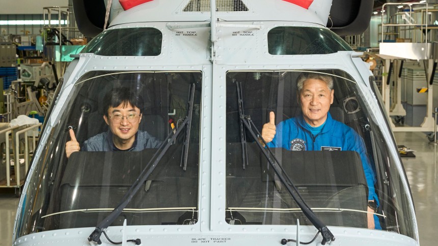 지난달 25일 경남 사천 KAI 본사에서 국산 기동 헬기 수리온에 탄 김원규(왼쪽) 직장과 안인철(오른쪽) 수석.두 사람은 수리온 개발 과정을 함께해 온 엔지니어와 시험 비행 조종 및 기술사다.수리온은 군·관용 