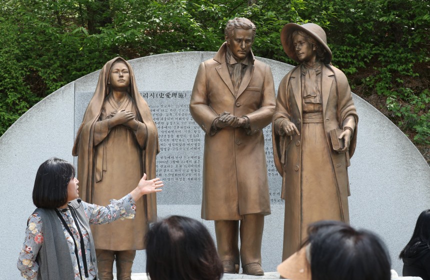 8일 오후 충남 공주 영명고등학교 뒷길 언덕에 세워진 유관순(왼쪽) 열사와 로버트 샤프·사애리시 샤프 선교사 부부 동상./신현종 기자