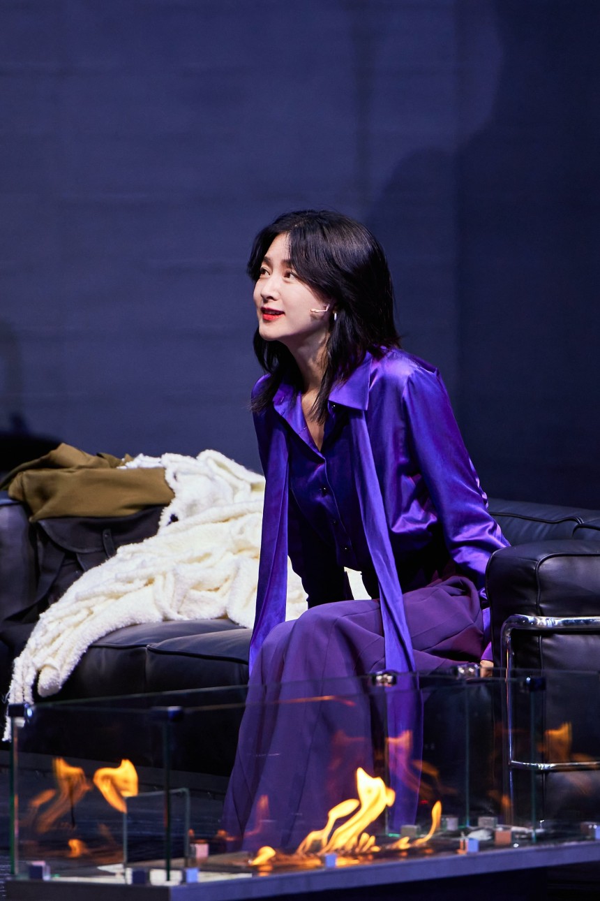 소중한 원고를 잃어버리고 삶의 의지까지 꺾인 옛 연인‘에일레트’(이승주)에게 죽음을 충동질하듯 총을 건넨 뒤,숨겨뒀던 바로 그 원고를 불살라버리는‘헤다’(이영애)의 미소는 여전히 아름다워서 더 공포스럽다./L