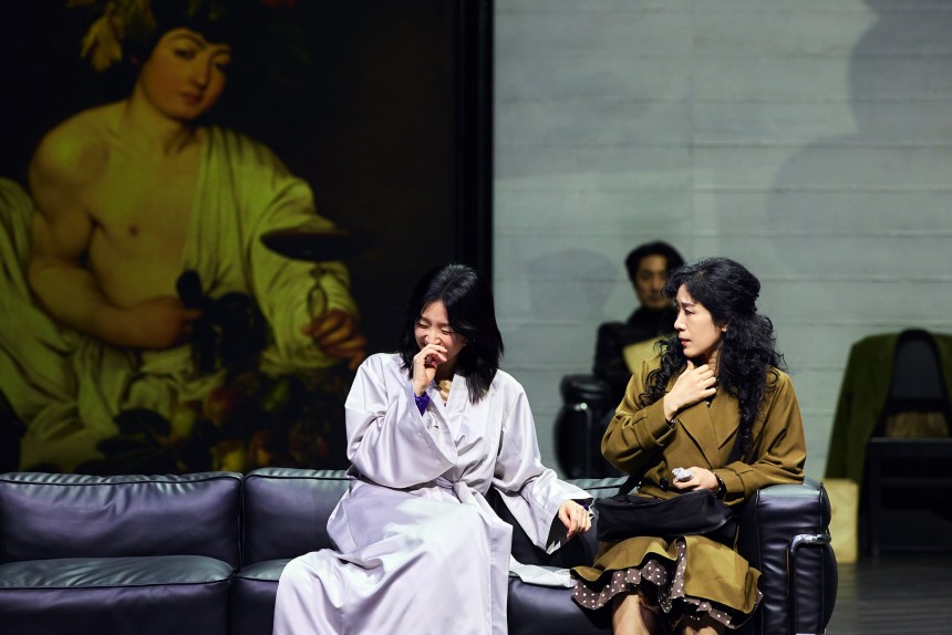 '헤다'(이영애·왼쪽)는 학창 시절 2년 후배였으나 인간 취급도 하지 않았던 '테아'(백지원)가 옛 연인 '에일레트'(이승주)가 학자로 재기하도록 돕고 있었다는 걸 알고 그녀를 이용해 다시 에일레트를 자신의 통제 아