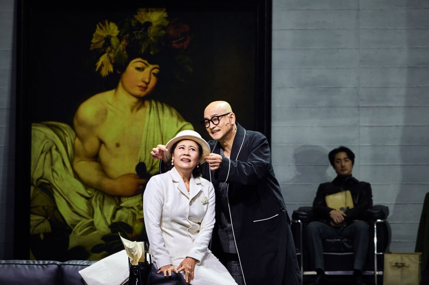 '헤다'의 남편이자 선량한 학자 '테스만'(김정호·오른쪽)은 코믹 연기의 달인답게 '고모'(이정미)와 함께 극의 분위기가 지나치게 무거워질 때 마다 유머로 관객이 숨 쉴 공간을 열어 탄탄히 극을 받친다./LG아트센