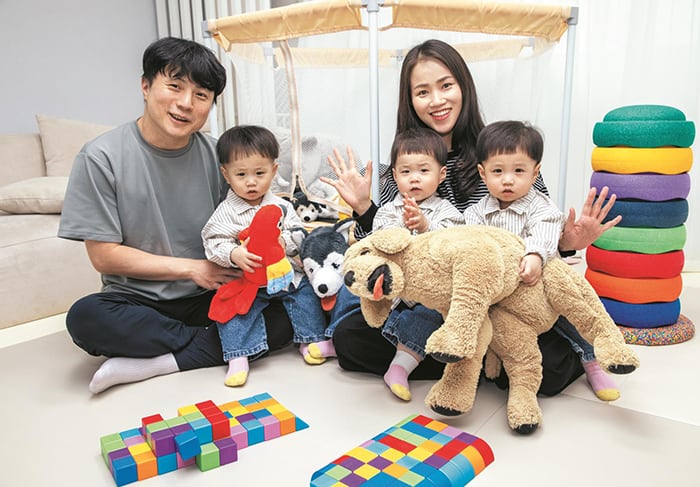 지난달 27일 서울 성북구 자택에서 이광준(뒷줄 왼쪽)·방민희씨 부부가 세 쌍둥이 아들과 함께 웃으며 손을 흔들고 있다.앞줄 오른쪽부터 왼쪽으로 첫째 한이,둘째 산이,셋째 도이./조인원 기자