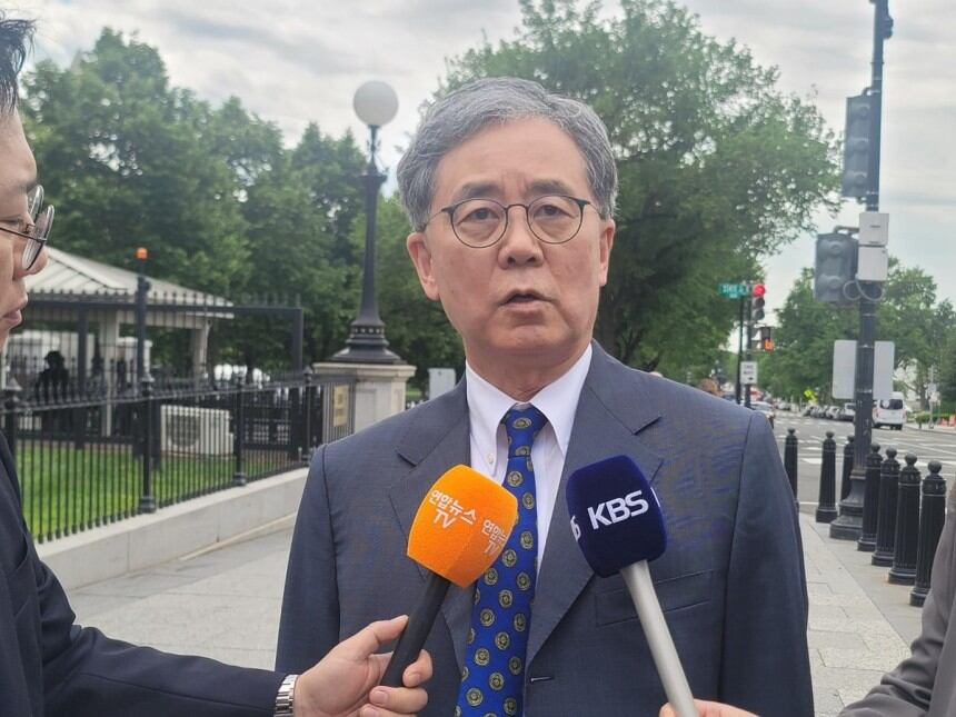 김현종 전 국가안보실 2차장이 8일 워싱턴 DC에서 기자들과 만나 백악관 회동 결과를 설명하고 있다./연합뉴스