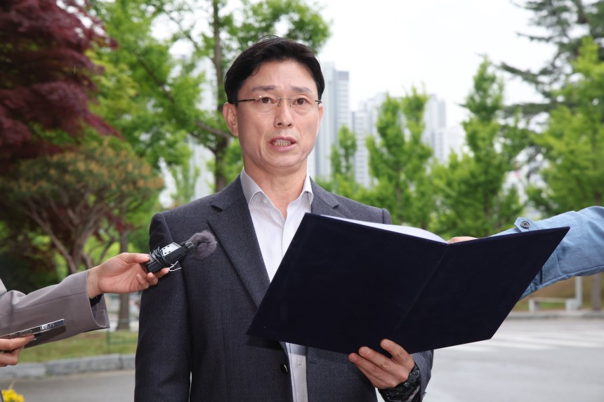 임성근 전 해병대 1사단장이 9일 오전 경기 과천시 고위공직사범죄수사처에 휴대전화 포렌식 참관을 위해 출석하며 입장문을 읽고 있다./뉴시스