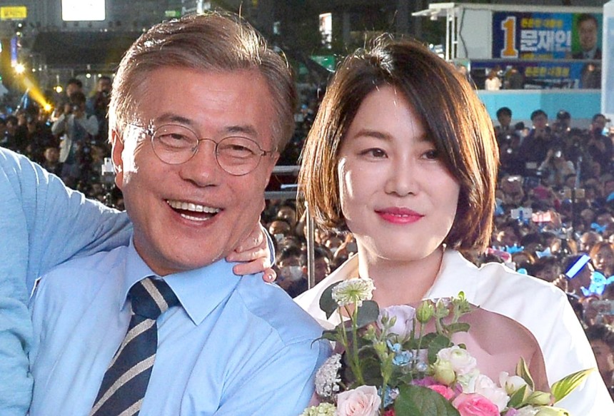 문재인 전 대통령이 19대 대선 후보 시절 선거 유세에서 딸 문다혜 씨와 기념촬영을 하는 모습./뉴스1