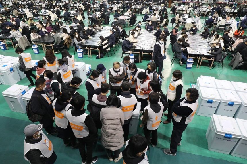 지난 2022년 3월 9일 제20대 대선 투표가 끝난 후 대구 북구선관위 개표소에서 참관인들이 투표함 상태를 확인하고 있다.개표 인력은 통상 자정을 넘겨 익일까지 이틀 근무하게 된다./뉴스1