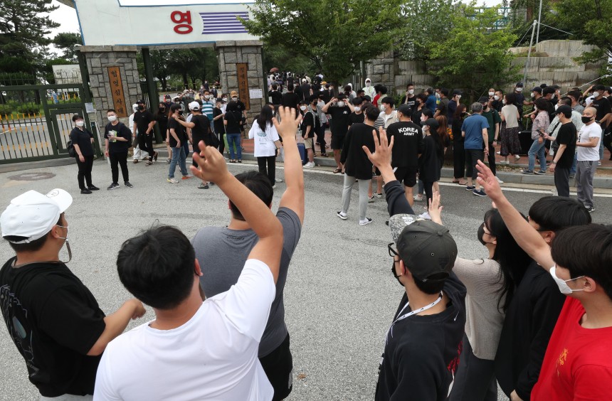 /신현종 기자충남 논산 육군훈련소에 입대하는 장병들의 모습.요즘은 스스로 지원해 '모집병'으로 입대하는 청년들이 과반이다.'날벼락 같은 입영 통지서'는 옛말이 된 것.적성과 특기에 따라 맞춤형 보직을 찾아주는 