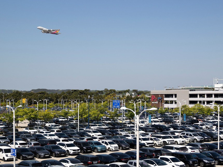 지난 7일 인천국제공항 주차장에 빽빽하게 들어선 차들.국내 최대 규모 주차장이지만 연휴만 되면 턱없이 모자라 불법 주차가 극성을 부린다./이경호 영상미디어 기자