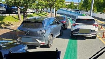 휴가철 김해공항 도착층 진입로 입구에 무분별하게 불법주차된 차량들로 공항 리무진 버스 등이 진입에 어려움을 겪는 등 차량 통행에 차질을 빚었다./온라인 커뮤니티