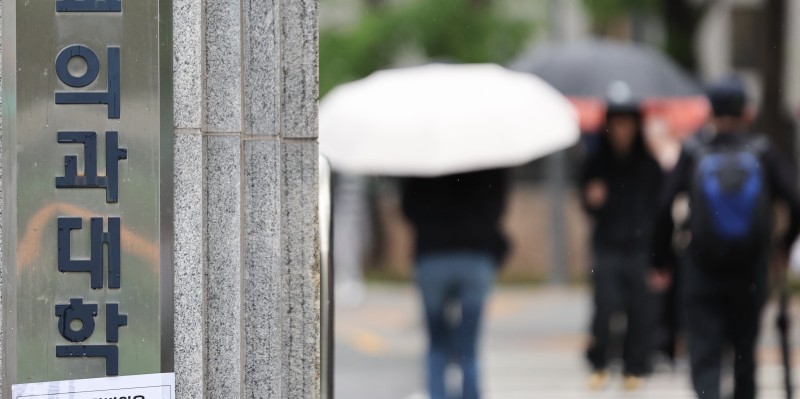 의대생 8305명 유급… 내년에 24·25·26학번, 1학년 함께 수업 사태