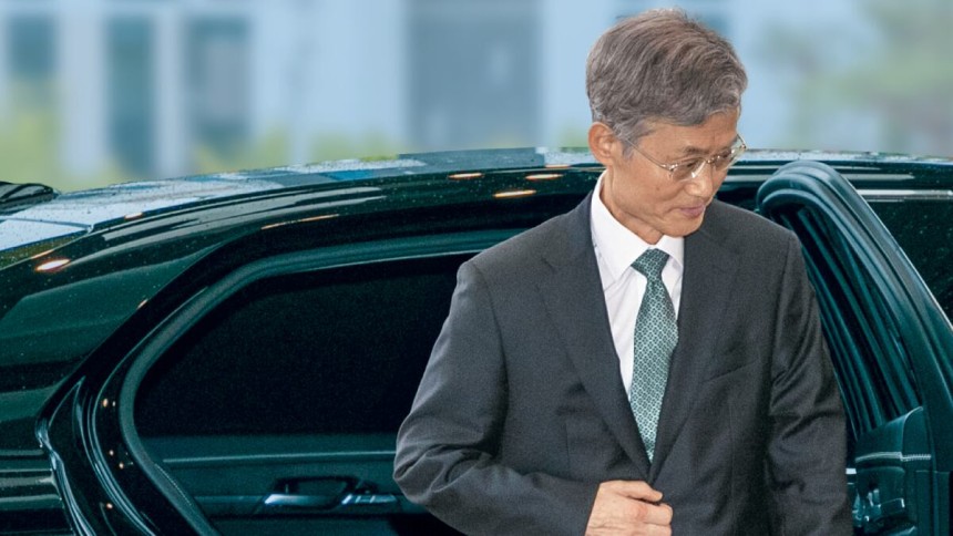 9일 오전 조희대 대법원장이 서울 서초구 대법원으로 출근하고 있다.더불어민주당은 이날 조 대법원장의 자진 사퇴를 촉구하며 사퇴하지 않으면 탄핵소추를 검토할 수 있다고 밝혔다./장련성 기자