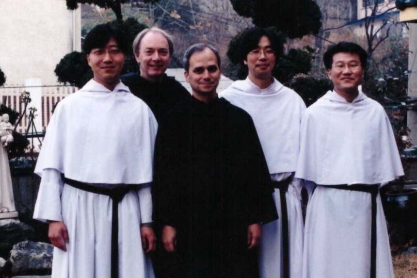 2003년 방한 당시 한국 사제들과 함께 - 2003년 성 아우구스띠노 수도회 총장 시절 한국을 찾은 레오 14세(가운데).그동안 한국을 네 차례 찾은 레오 14세는 2027년 서울에서 열리는 세계청년대회에도 참석