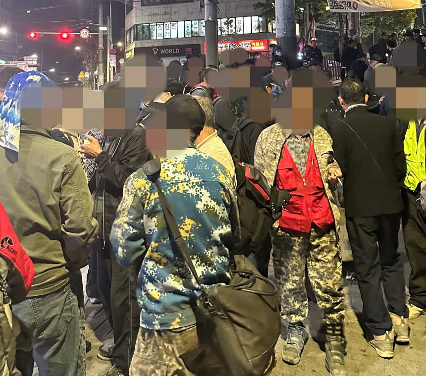 지난달 30일 새벽 수도권 최대 건설 인력시장이 열리는 서울 남구로역.일을 구하러 나온 일용직 근로자들이 인도에 가득 찼다./김명일 기자