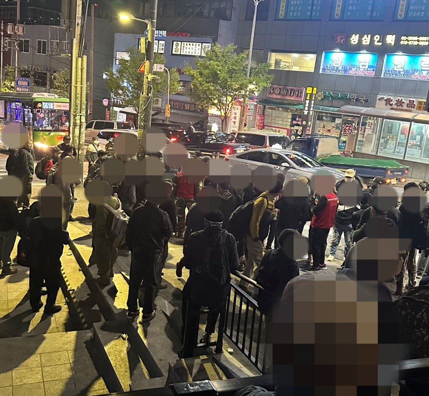지난달 30일 새벽 수도권 최대 건설 인력시장이 열리는 서울 남구로역.일을 구하러 나온 일용직 근로자들이 인도에 가득 찼다./김명일 기자