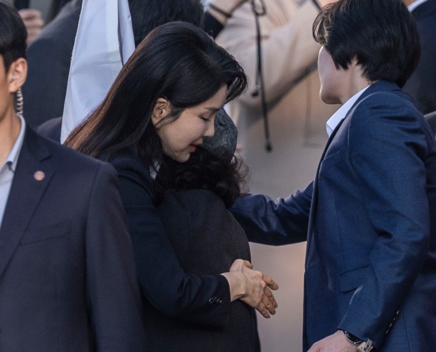 윤석열 전 대통령의 부인 김건희 여사가 4월 11일 윤 전 대통령과 한남동 관저를 떠나 사저가 있는 서초구 아크로비스타에 도착해 지지자와 포옹하고 있다./연합뉴스