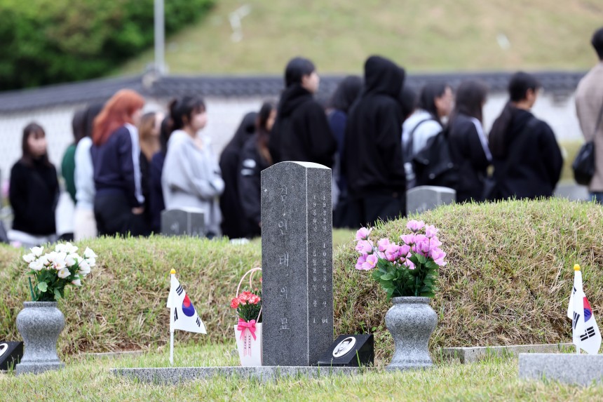 제45주년 5·18민주화운동 기념일을 앞둔 지난 10일 광주 북구 운정동 국립5·18민주묘지가 참배객들로 붐비고 있다./뉴스1
