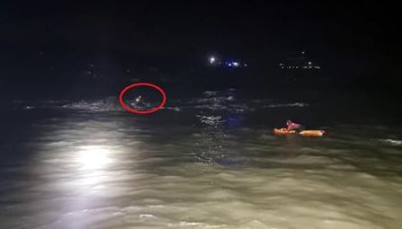 11일 새벽 충남 태안 해안 갯바위에 고립된 남성을 해경이 구조하는 모습,<a href=