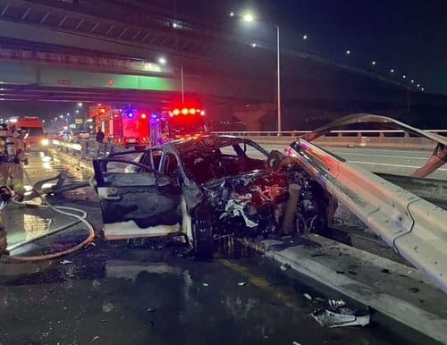 11일 오전 4시 9분쯤 충남 아산시 탕정면 왕복 6차선 도로에서 K5 승용차가 중앙분리대를 들이받고 불이 난 사고 현장.충돌 충격으로 파손된 중앙분리대 철제 구조물이 반대 차선에서 달리던 택시를 덮쳐 택시기사가 