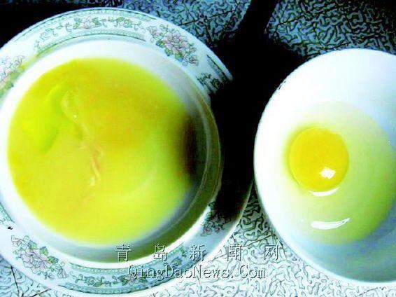 중국의 가짜 계란과 진짜 계란을 비교한 모습.가짜 계란은 깨는 즉시 흰자와 노른자가 섞이는 반면,진짜는 그대로 분리돼 있다./조선DB