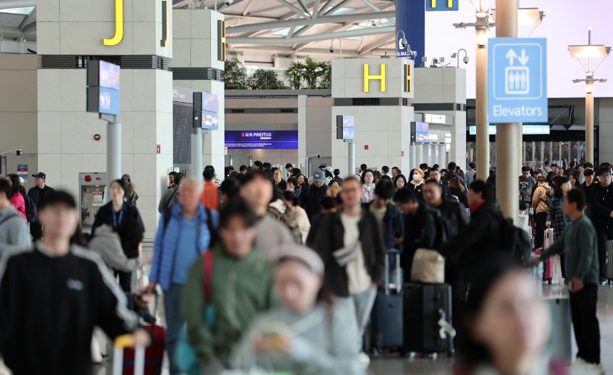 황금연휴를 앞둔 지난 2일 오전 인천국제공항 제1여객터미널 출국장이 여행객들로 붐비고 있다./뉴스1