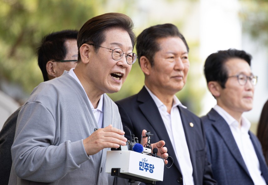 경청투어에 나선 이재명 더불어민주당 대통령 후보가 11일 오후 전남 해남군 군민광장 야외공연장에서 연설을 하고 있다./뉴스1